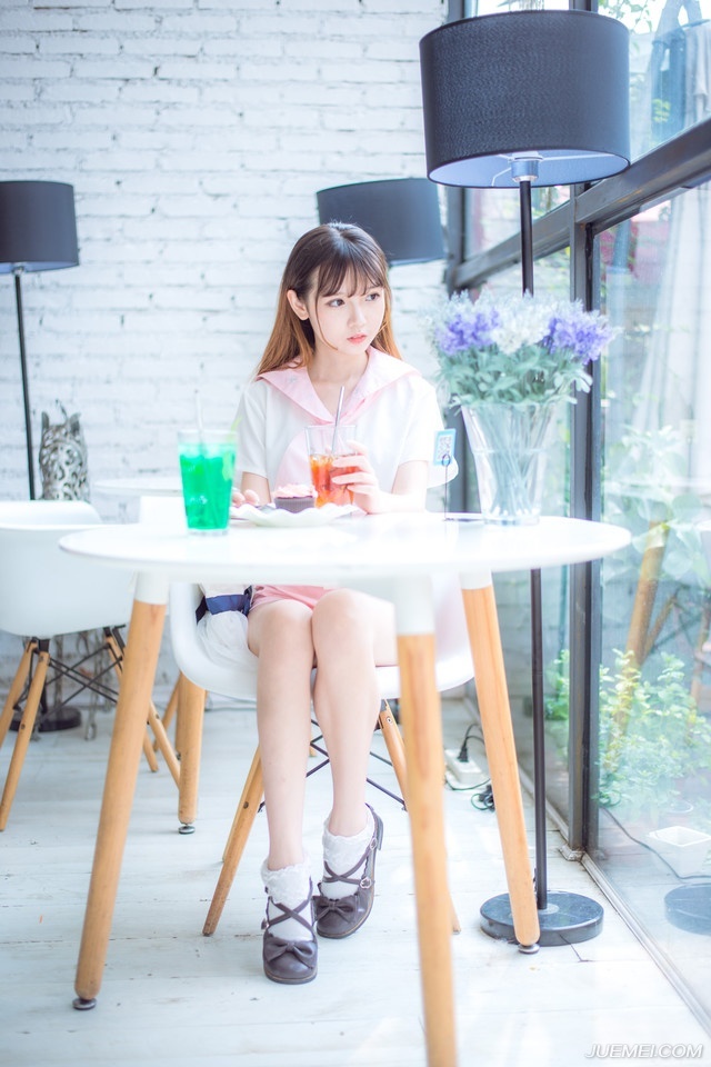“那士元有什么交代吗？”魏延看向一脸无奈的邓贤道。